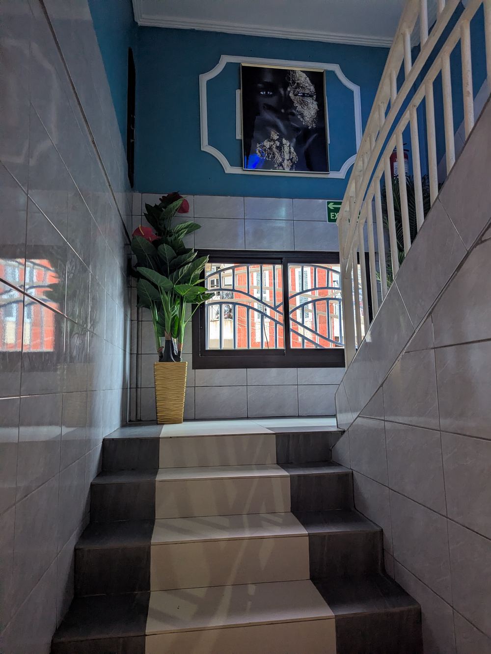 Cage d'escalier décorée