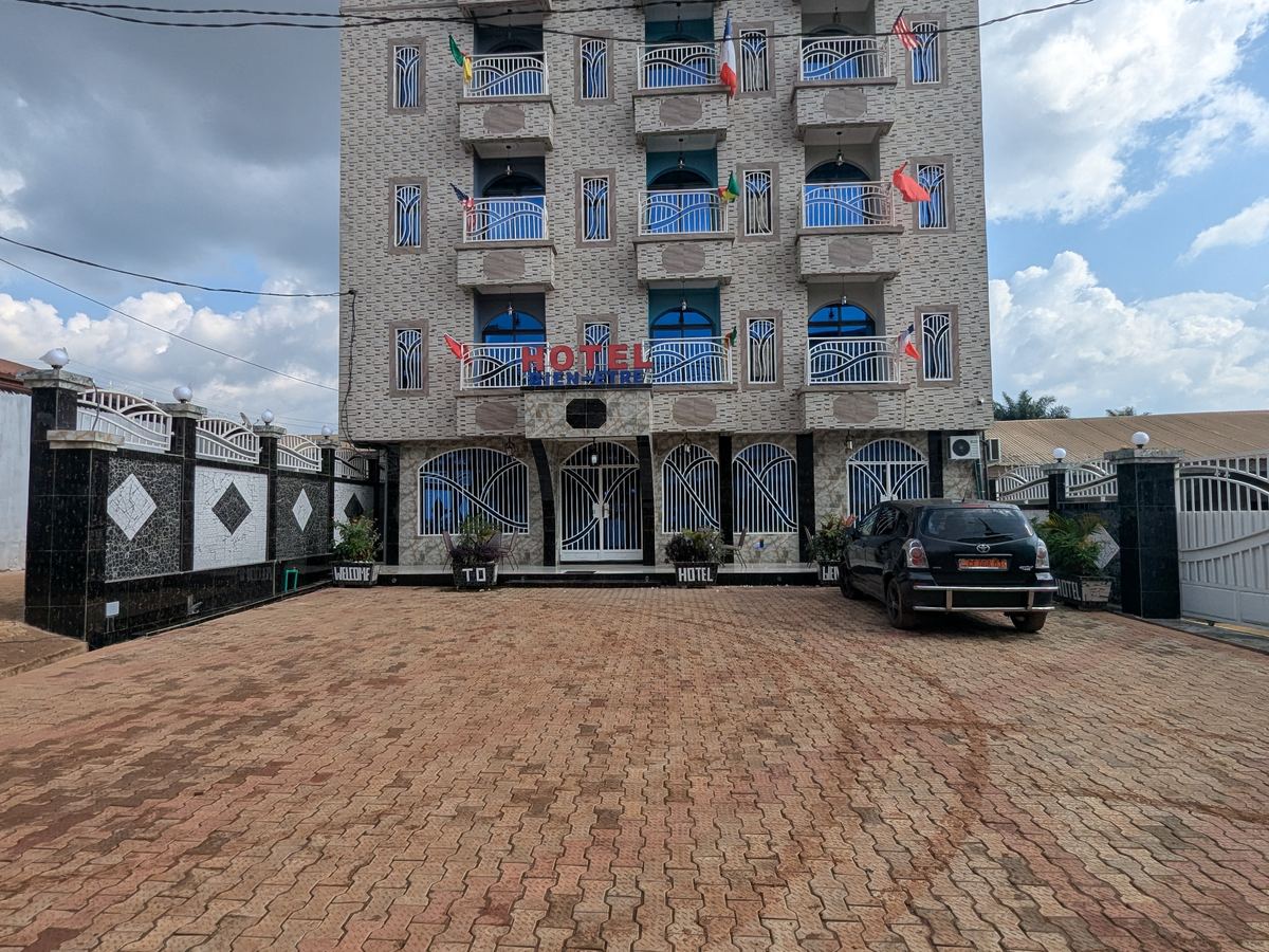 Façade de l'hôtel, autre angle