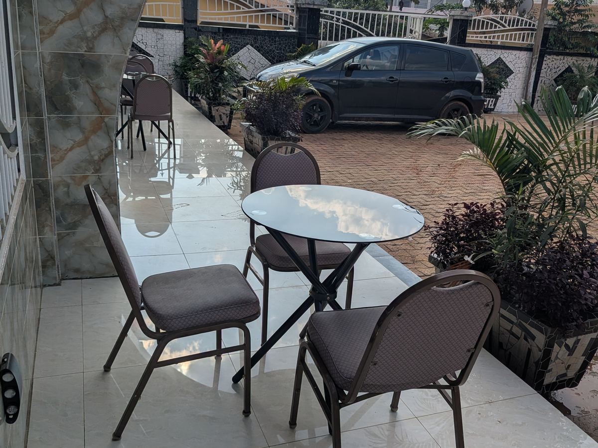 Véranda avec table et chaises